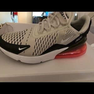Nike Air270 brand new! Light bone/hot punch